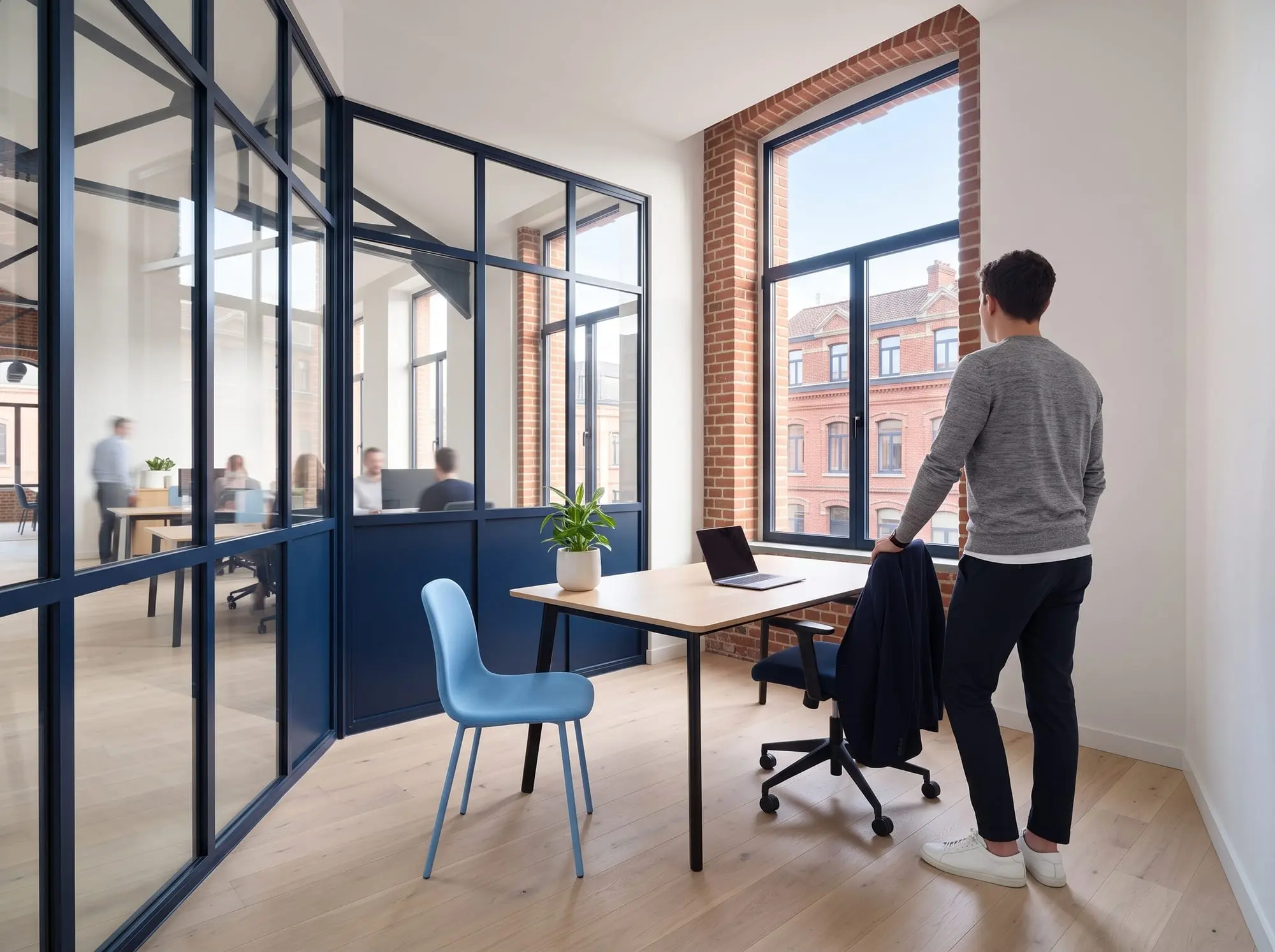 Illustration générée par intelligence artificielle : un homme de dos dans un bureau vitré presque vide, sa veste sur le dossier du siège, l'équipe au travail derrière la cloison