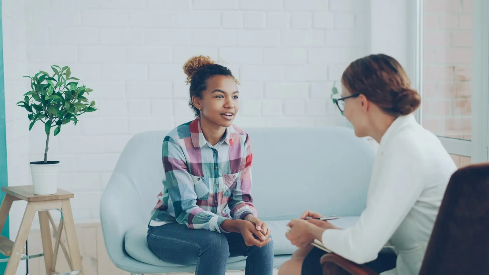 Une séance de coaching : la personne accompagnée parle, le coach écoute, de dos